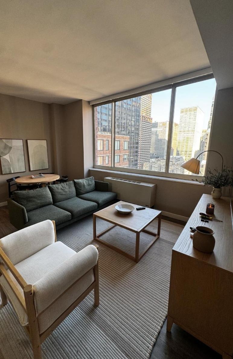 Chic Nyc Steps From Times Square With 2 Bedroom *
