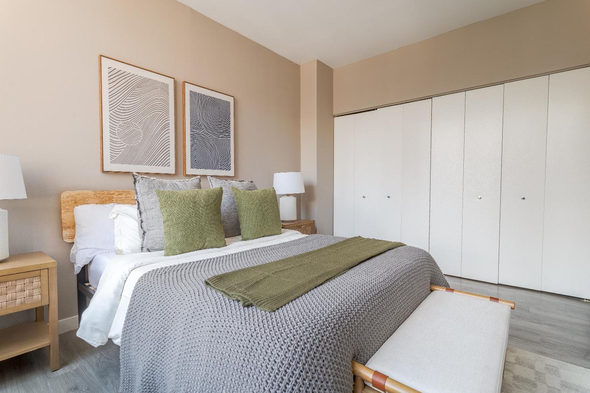 Chic Nyc Steps From Times Square With 2 Bedroom *